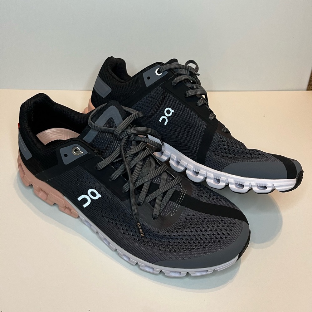 NWOT OnCloud womans sneakers size 10